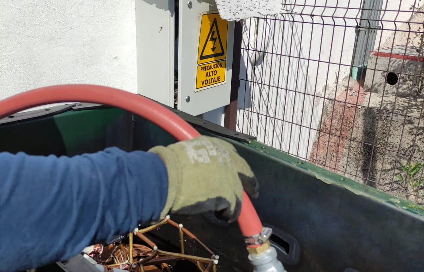 Técnico realizando pruebas en transformador